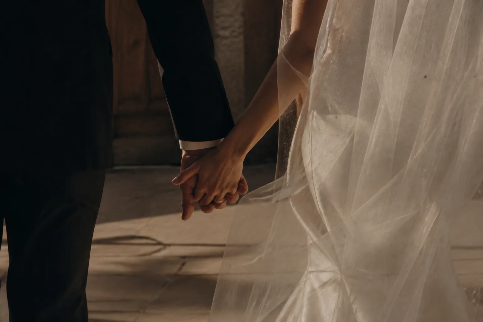 Manos de una pareja como representación editorial de una película de boda